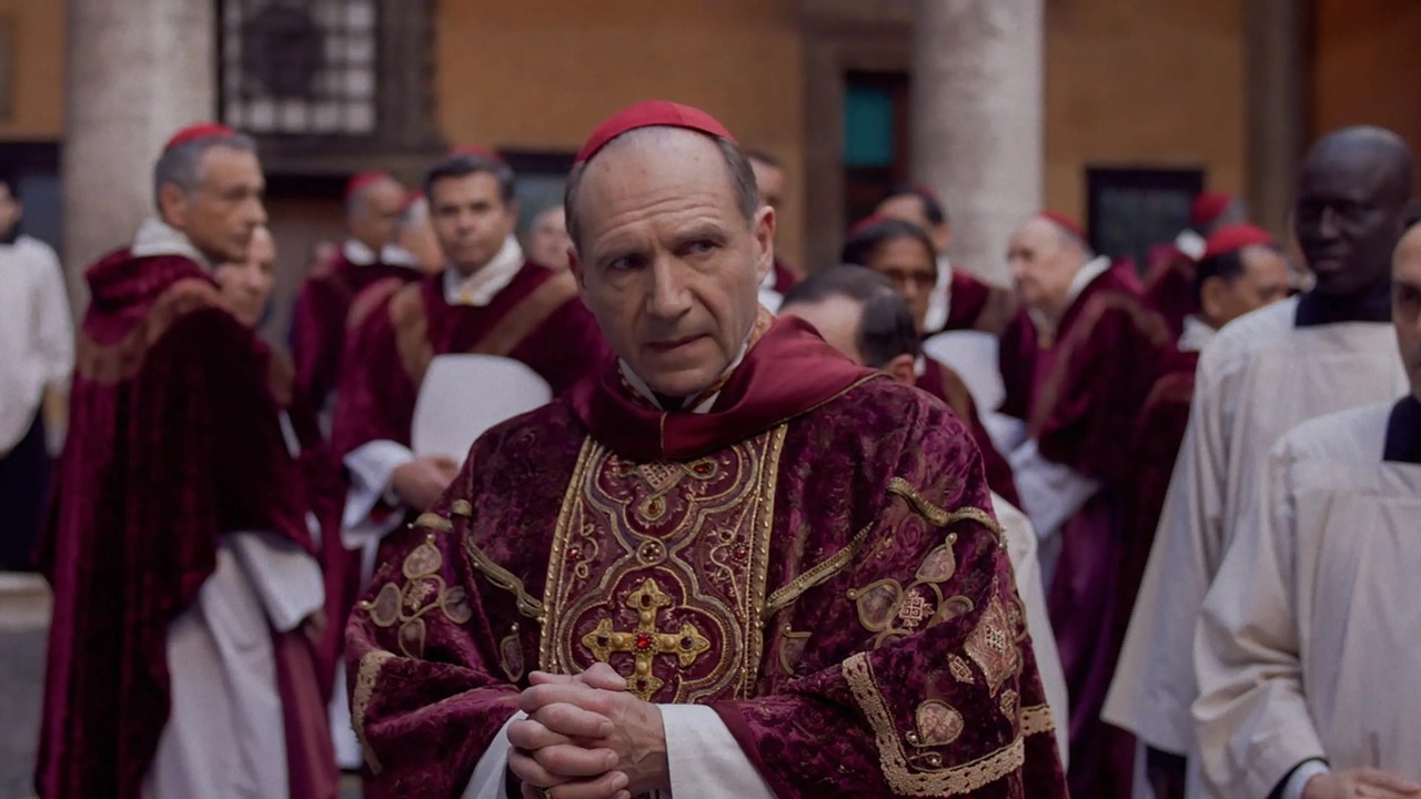 Conclave: trailer e data d’uscita del thriller con Ralph Fiennes ambientato nel Vaticano