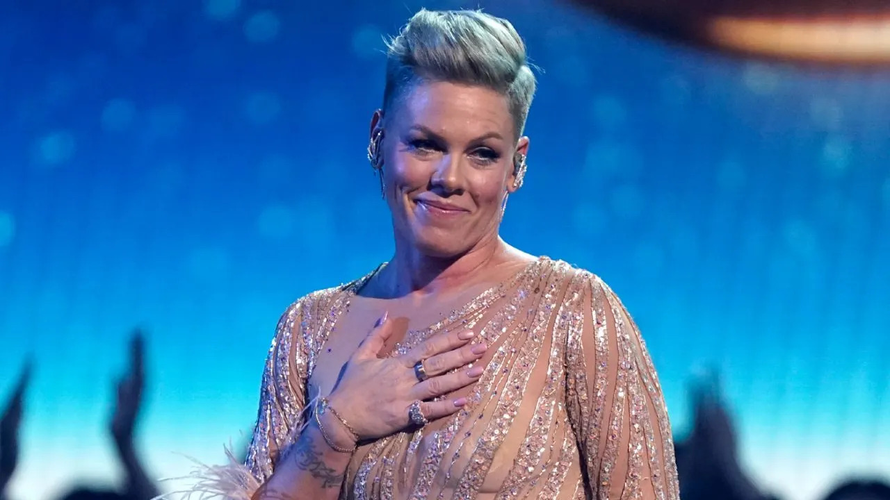 Pink cancella una tappa del suo tour per motivi di salute: “Non sono in grado di continuare”