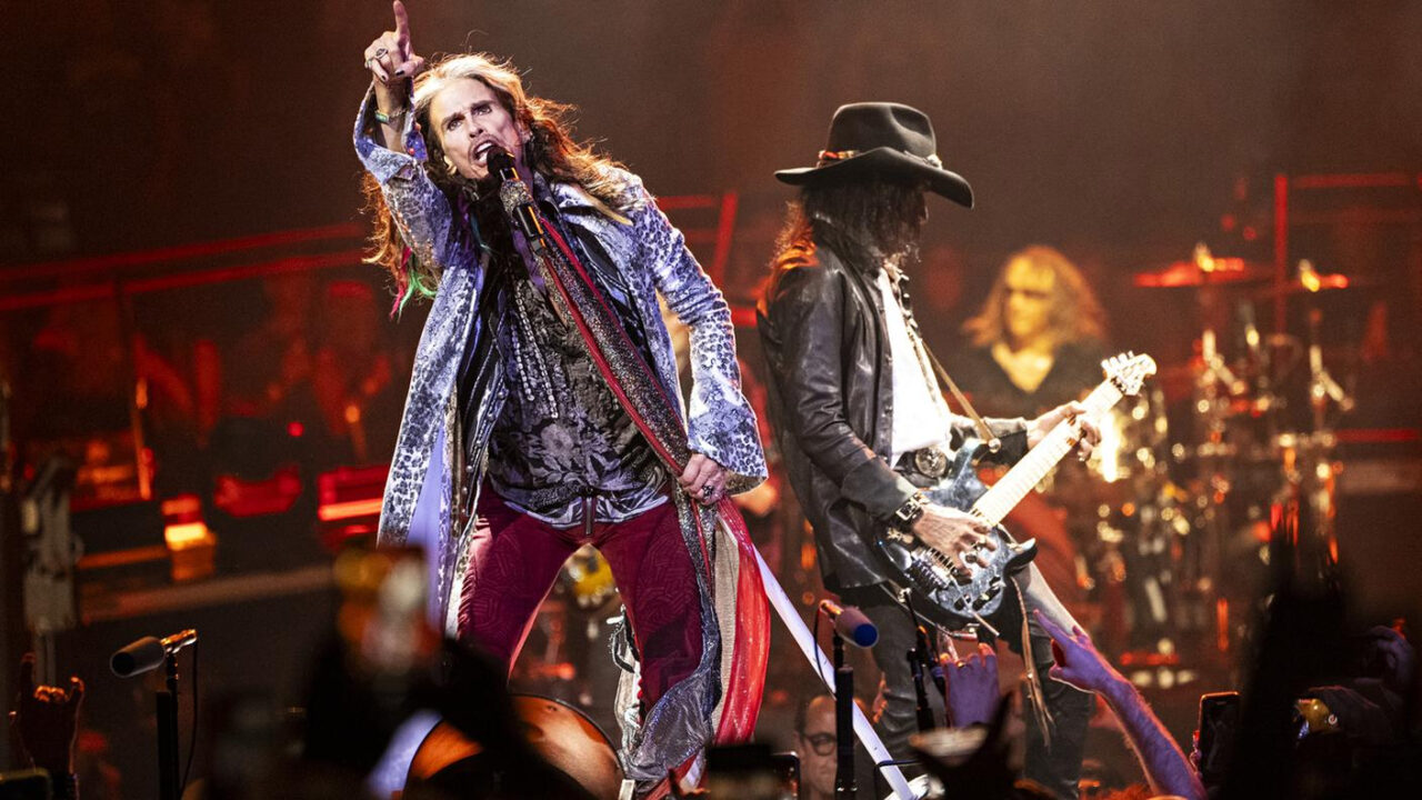 Aerosmith, arriva la notizia shock: “basta tour, Steven Tyler non recupererà mai più completamente la voce”