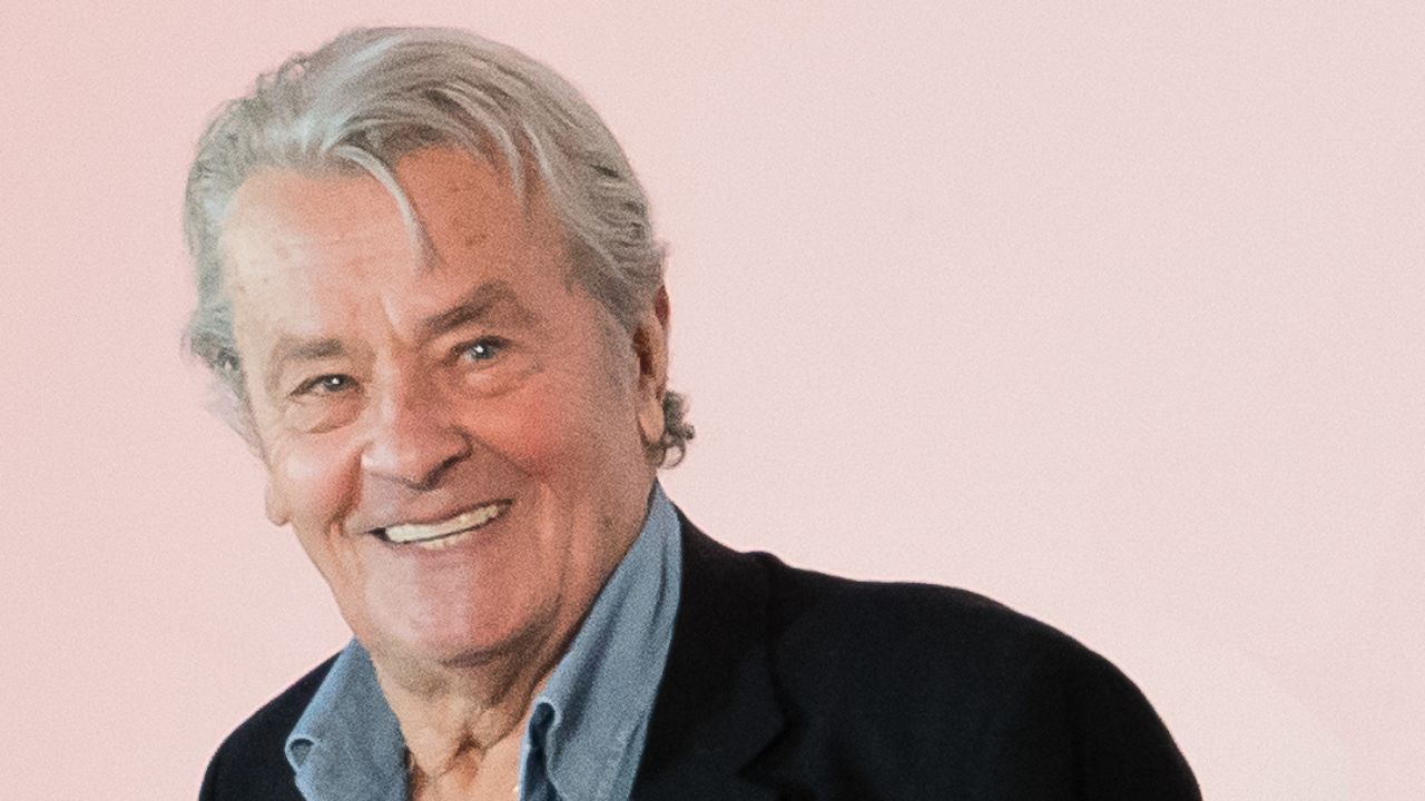 Alain Delon e quell’assenza inaspettata al funerale riservato a parenti e amici: “troppo dolore”