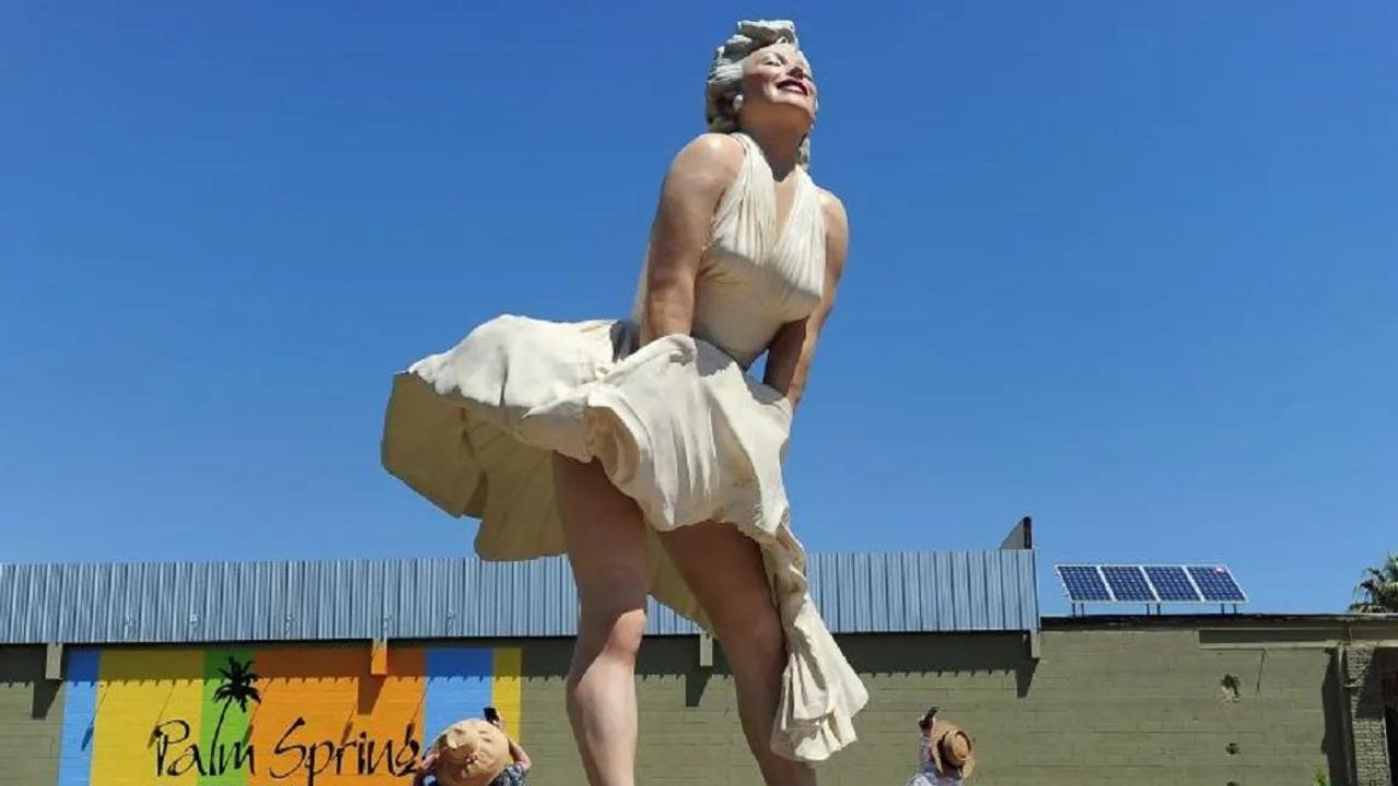 “Scandalosa” Marilyn Monroe: via la statua alta 8 metri di Palm Springs