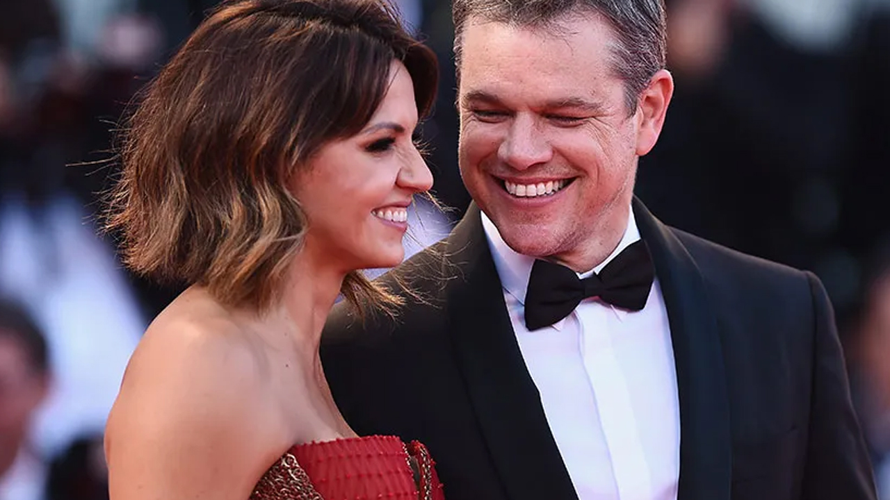 Matt Damon e lo straordinario primo incontro con la moglie Luciana nel bar dove lei lavorava: “non sapeva chi fossi, mi obbligò a darle una mano”