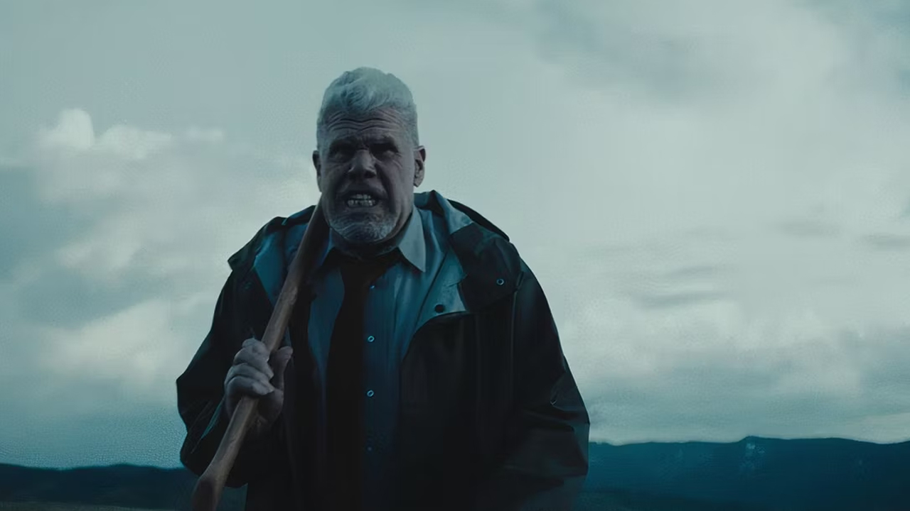 Succubus: Ron Perlman dà la caccia a un vampiro assetato di sangue nel trailer del film