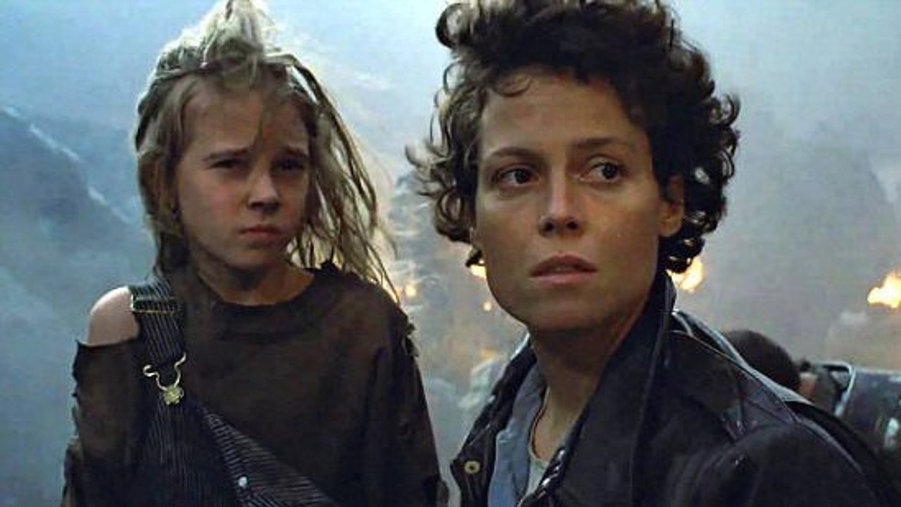 Venezia 81, Sigourney Weaver ritira il Leone alla Carriera: “Mio marito dovrà abituarsi ad averlo con noi sul letto”