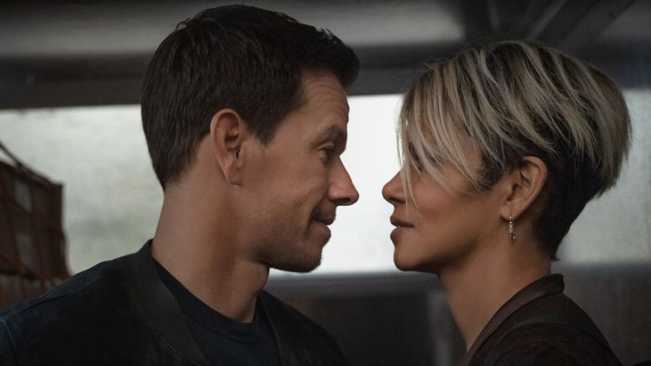 Halle Berry e Mark Wahlberg su Netflix non si possono baciare: “Una volta che si baciano, è finita”