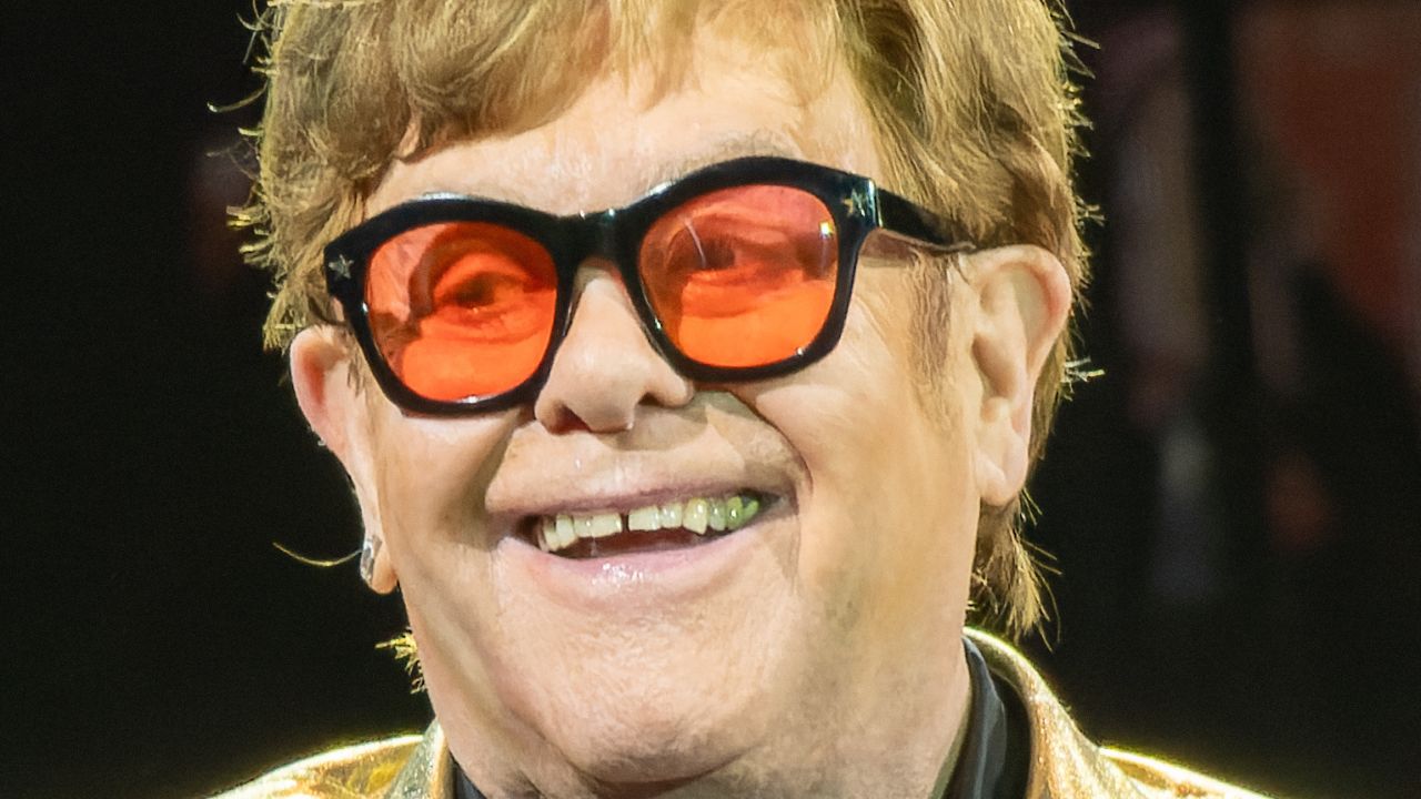 Elton John ha avuto un'infezione all'occhio che gli ha fatto perdere parzialmente la vista - Cinematographe.it