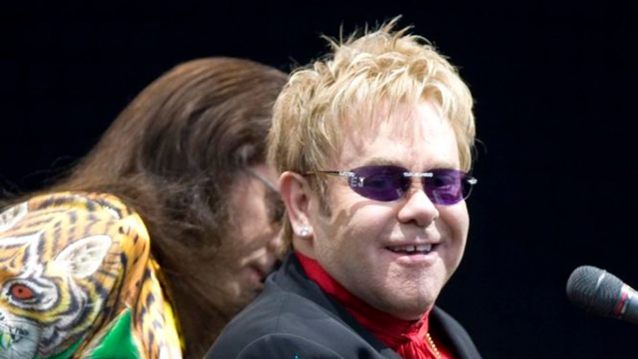 Elton John rivela un grave problema di salute: “un’infezione all’occhio mi ha fatto perdere parzialmente la vista”