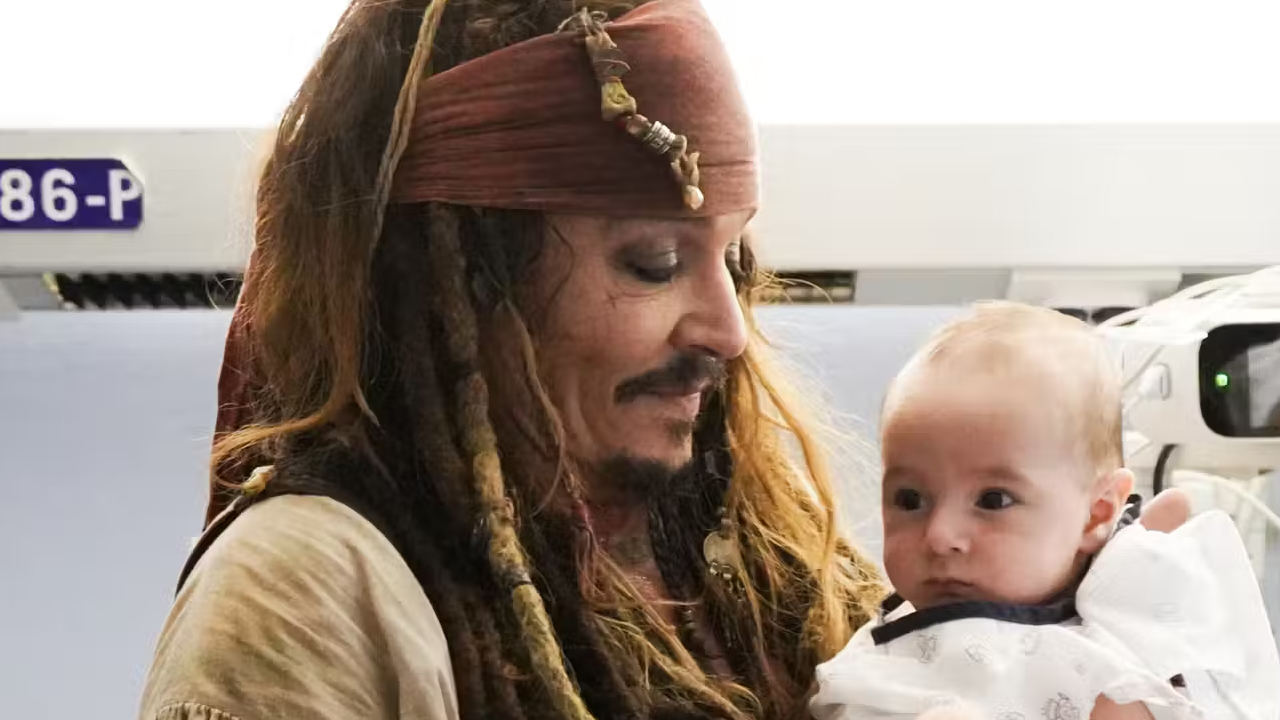 Johnny Depp torna nei panni del capitano Jack Sparrow per una visita a sorpresa ad un ospedale pediatrico in Spagna