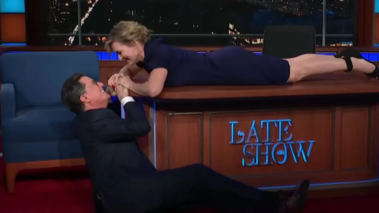 Kate Winslet ricostruisce la scena della morte di Jack in Titanic con Stephen Colbert e dimostra: “potevamo salvarci entrambi” [VIDEO]