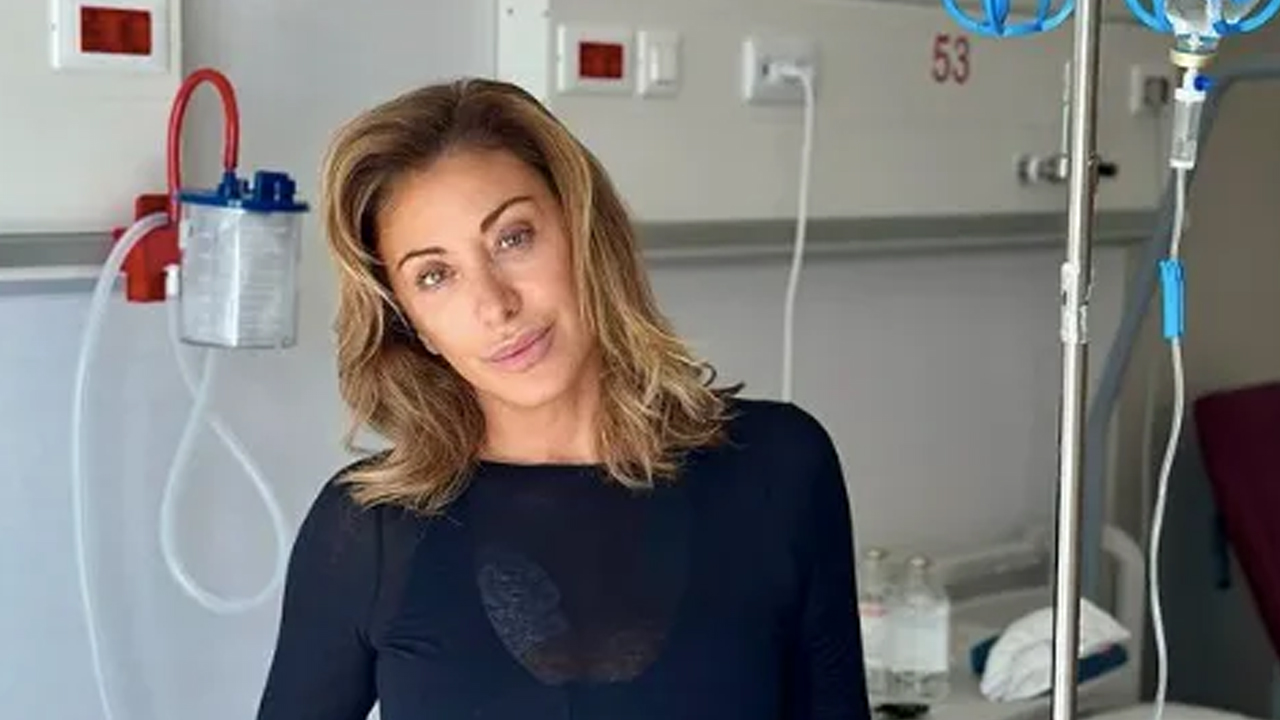 Sabrina Salerno in ospedale con la flebo al braccio: “ho un nodulo maligno al seno, devo operarmi” [FOTO]