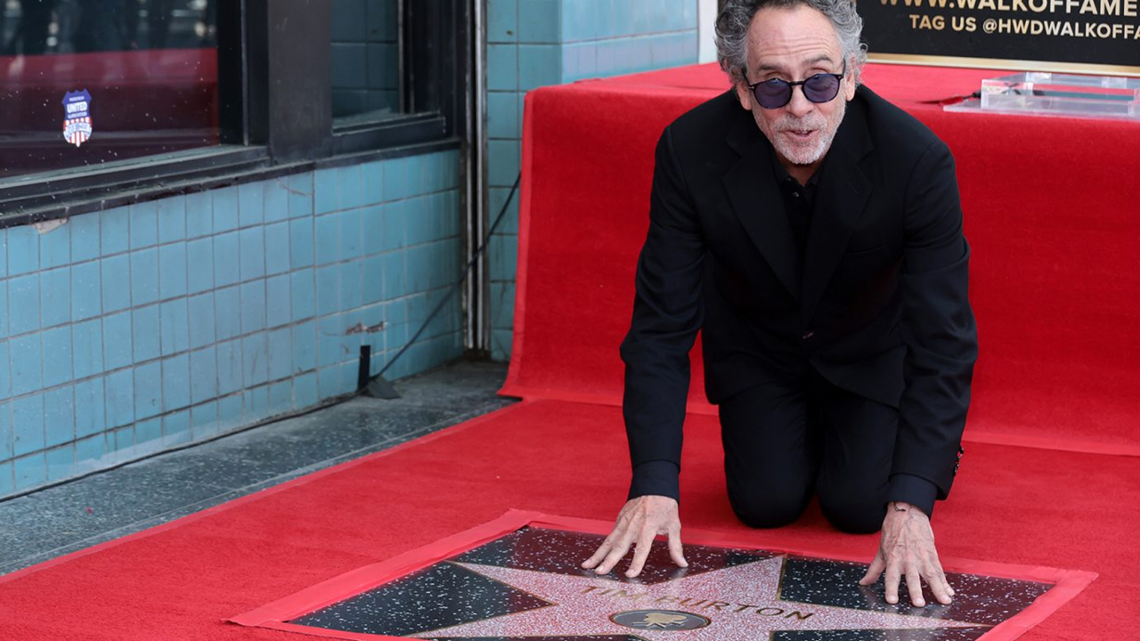 Tim Burton riceva la sua stella sulla Hollywood Walk of Fame e ricorda la sua infanzia: “Pensavo fossero lapidi”