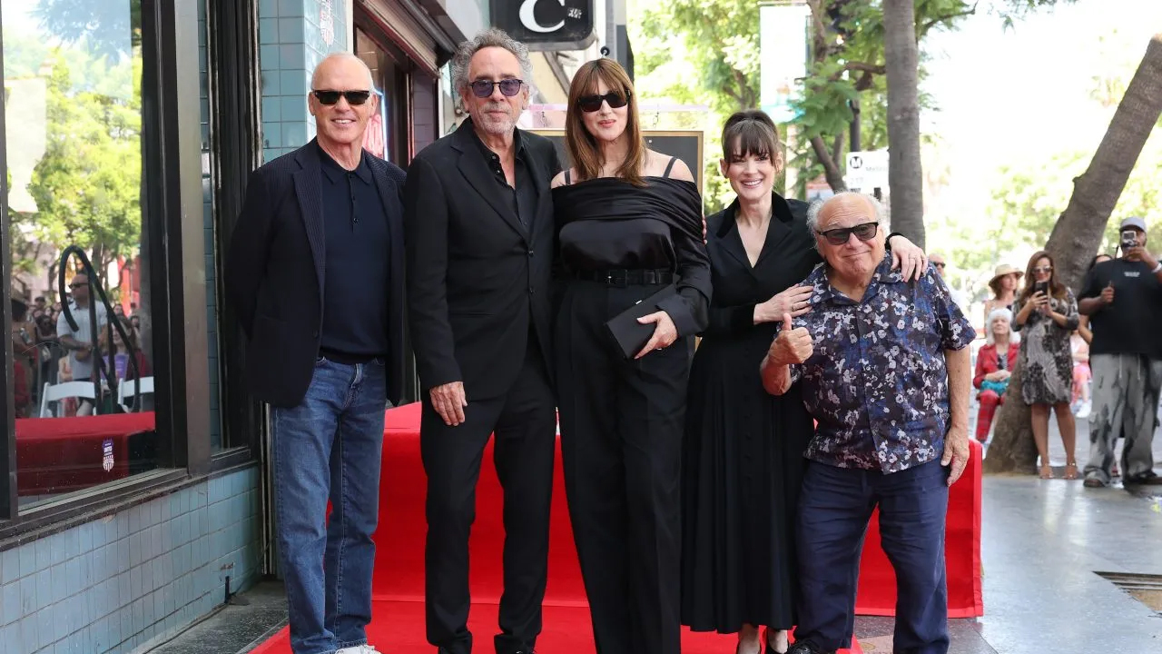 Tim Burton commosso per la stella sulla Walk of Fame: l’entusiasmo dei colleghi e della compagna Monica Bellucci [FOTO e VIDEO]