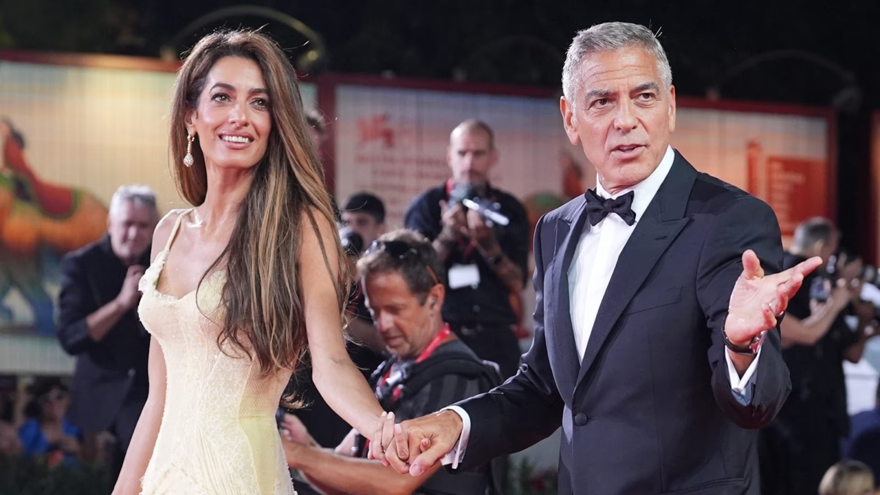 Venezia 81: George Clooney e lo scatto per soccorrere un fotografo, caduto rovinosamente sul red carpet [VIDEO]