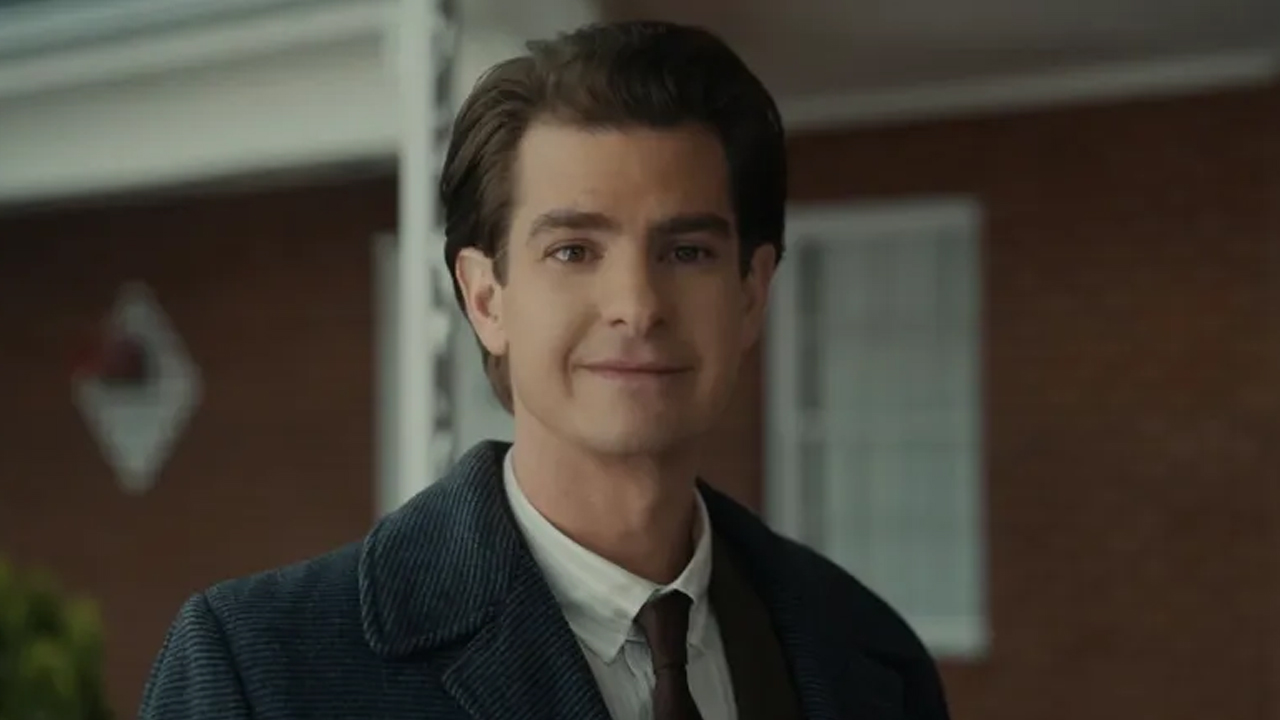 Andrew Garfield su come Jessica Chastain abbia “riorganizzato” le riprese di Eyes of Tammy Faye in modo da fargli vedere sua madre prima che morisse