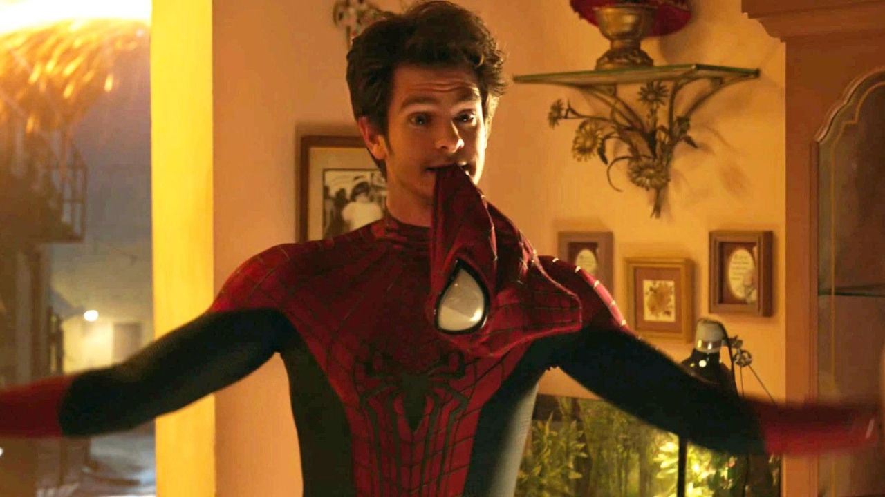 La reazione sconvolta di Andrew Garfield alla lettura di un saggio su amore e perdita - Cinematographe.it