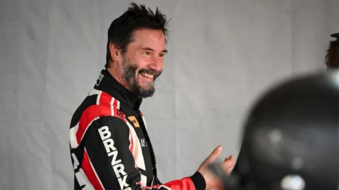 Keanu Reeves sbanda e finisce fuori pista: sfortunato debutto a Indianapolis per l’amata star del cinema