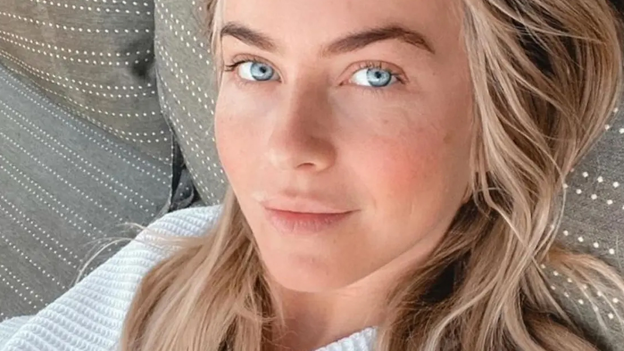 Julianne Hough vittima dei body shamer: l’attrice e cantante reagisce ai commenti negativi al suo video in bikini