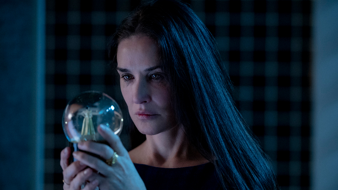 The Substance: il nuovo poster italiano del film con Demi Moore acclamato a Cannes 2024