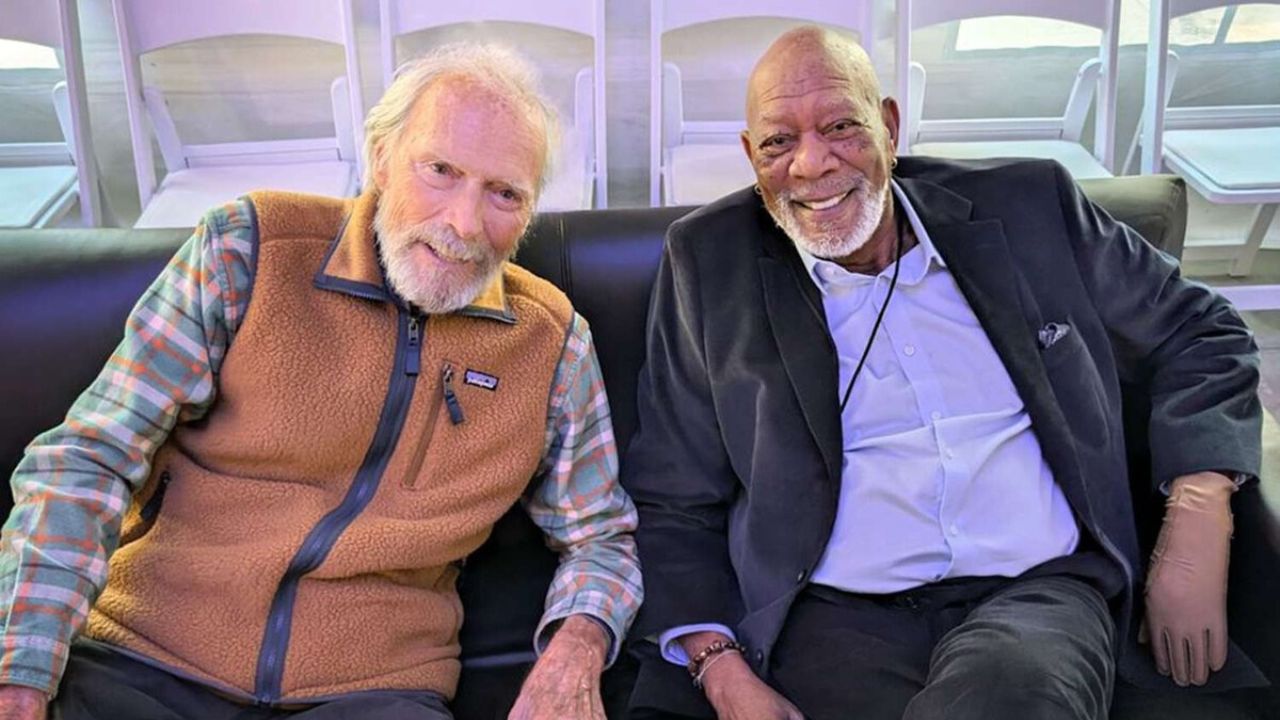 Morgan Freeman rivela il più grande segreto di Clint Eastwood: “Succede solo quando gli metti un microfono davanti”