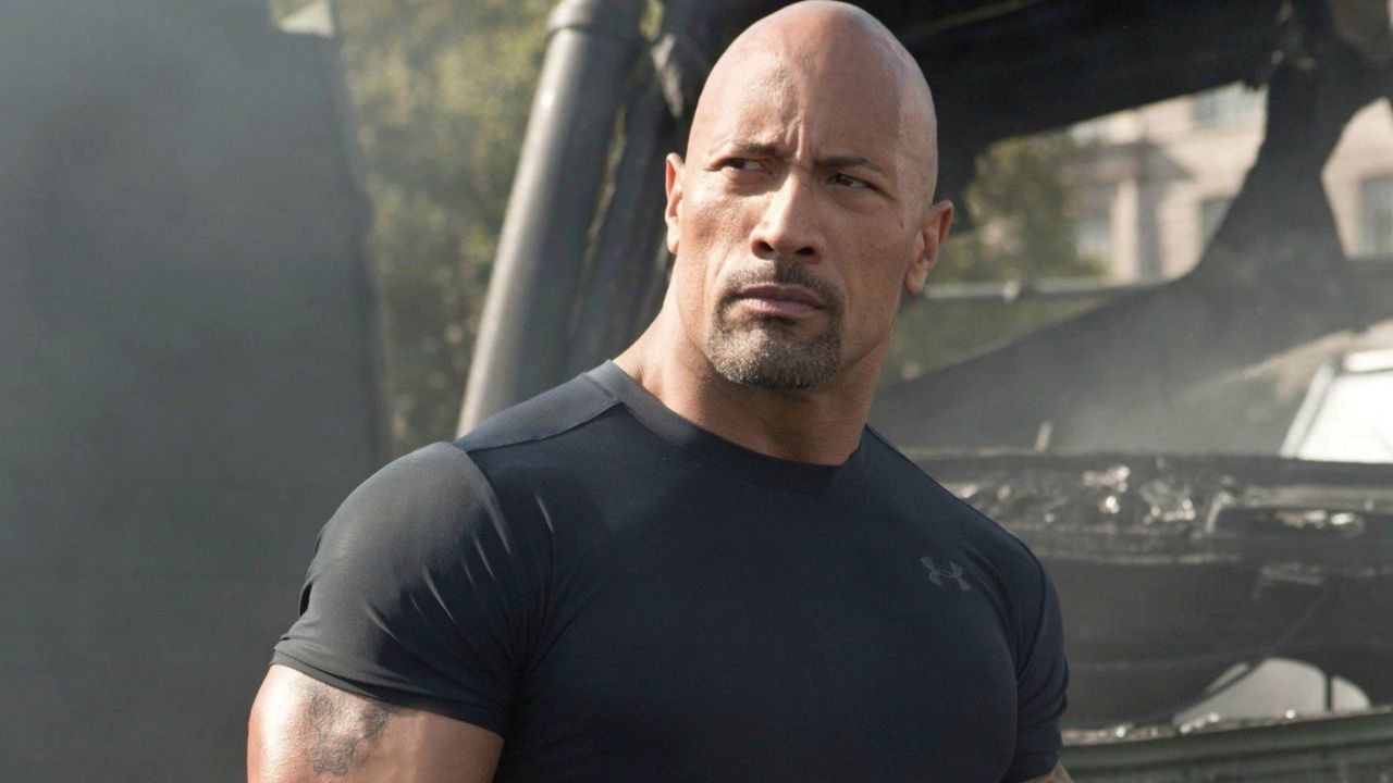 Oceania 2: Dwayne Johnson emoziona i fan ballando con la mamma alla première del film [VIDEO]