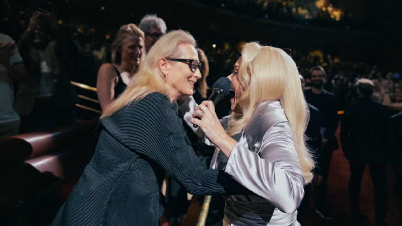 Adele abbraccia Meryl Streep al suo concerto di Las Vegas, indossando gli abiti del suo personaggio in La morte ti fa bella [FOTO]