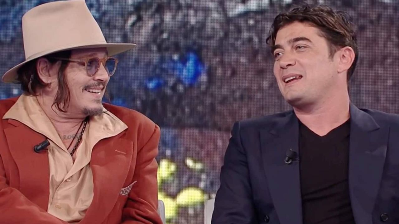 Riccardo Scamarcio ha fatto colpo su Johnny Depp dal gabbiotto del benzinaio - Cinematographe.it