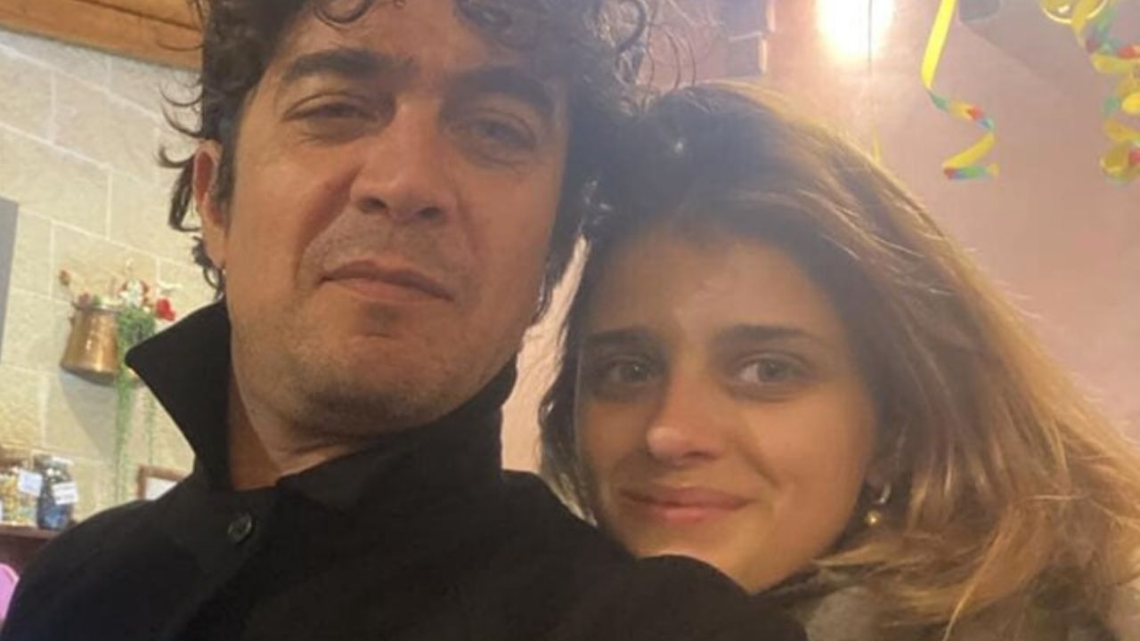 Riccardo Scamarcio e la reazione di Benedetta Porcaroli dopo la figuraccia da maschilista a Belve: “non mi distraete che sto stirando”