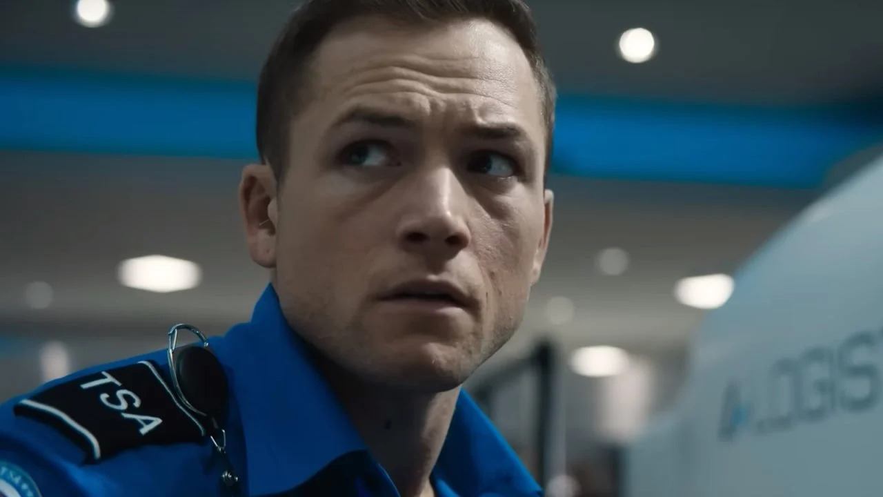 Carry-On: il trailer ufficiale del thriller Netflix con Taron Egerton