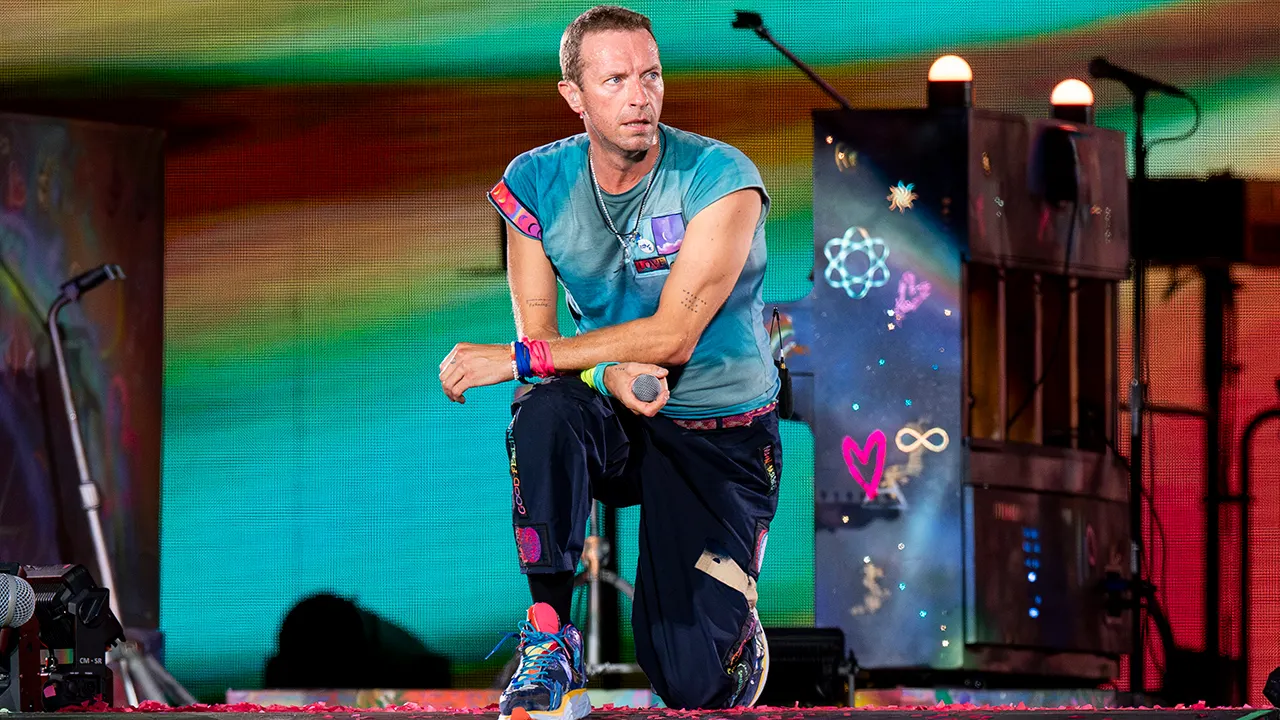 Chris Martin e la caduta rovinosa sul palco: il frontman dei Coldplay riemerge da una botola con nonchalance! [VIDEO]