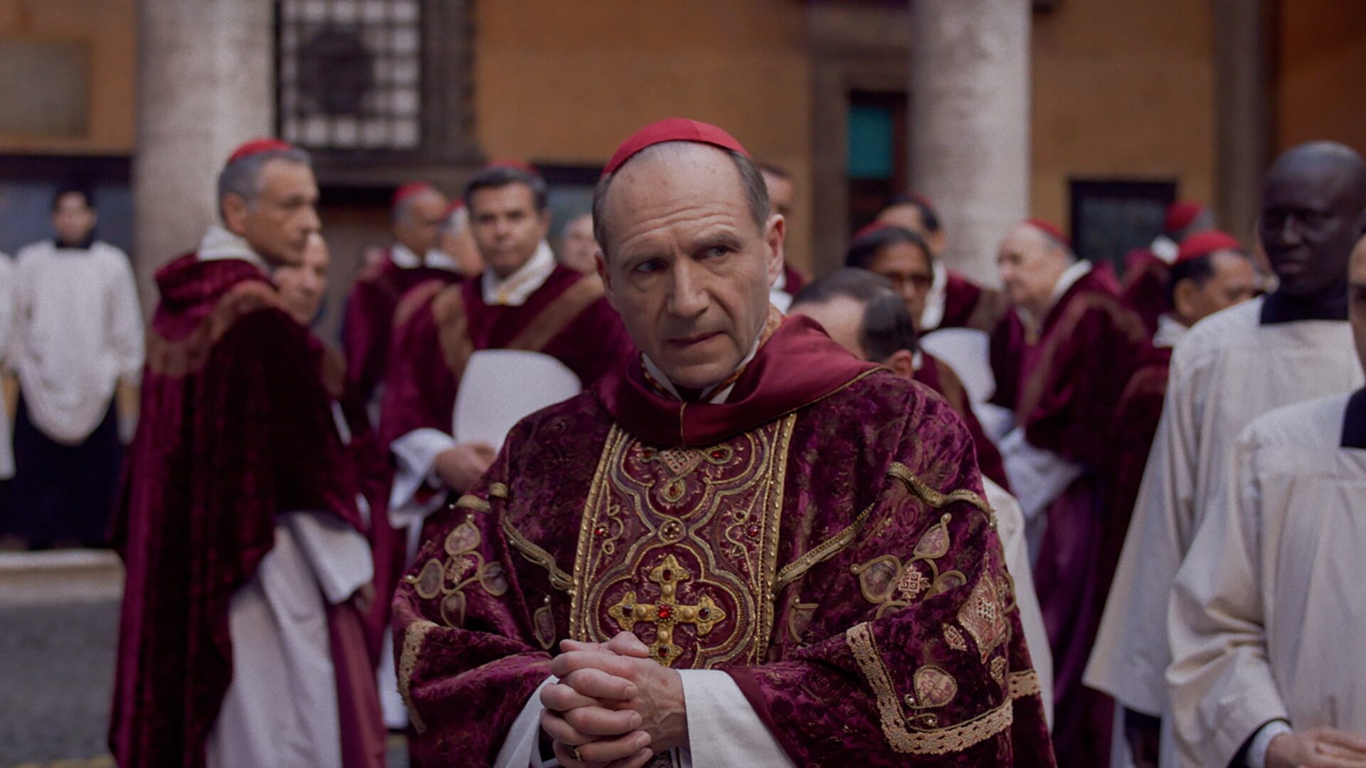 Conclave: la spiegazione del finale del film con Ralph Fiennes