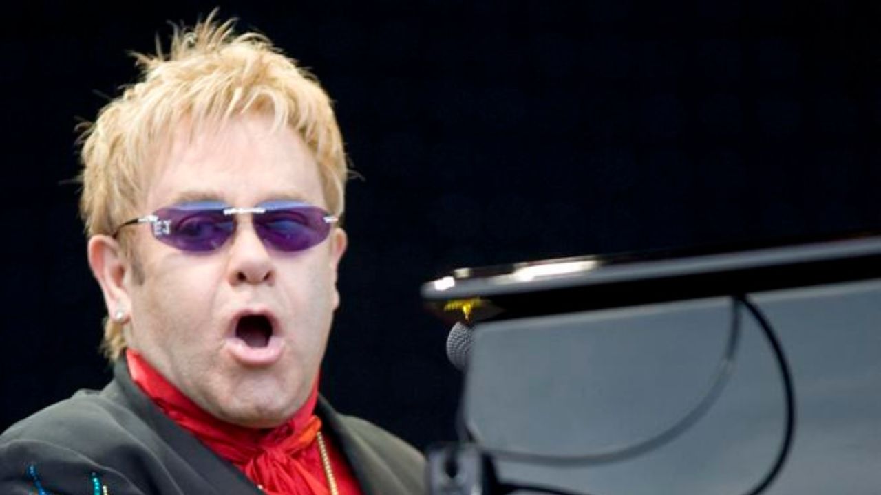 Elton John e il deciso no alla legalizzazione della Marijuana: “apre la porta ad altre droghe”