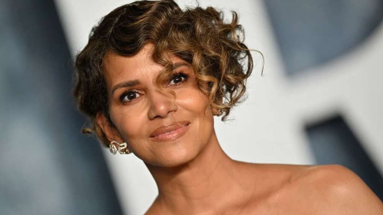 Halle Berry stuzzica i fan con uno scatto natalizio hot: “Non so decidermi se sono buona o cattiva” [FOTO]