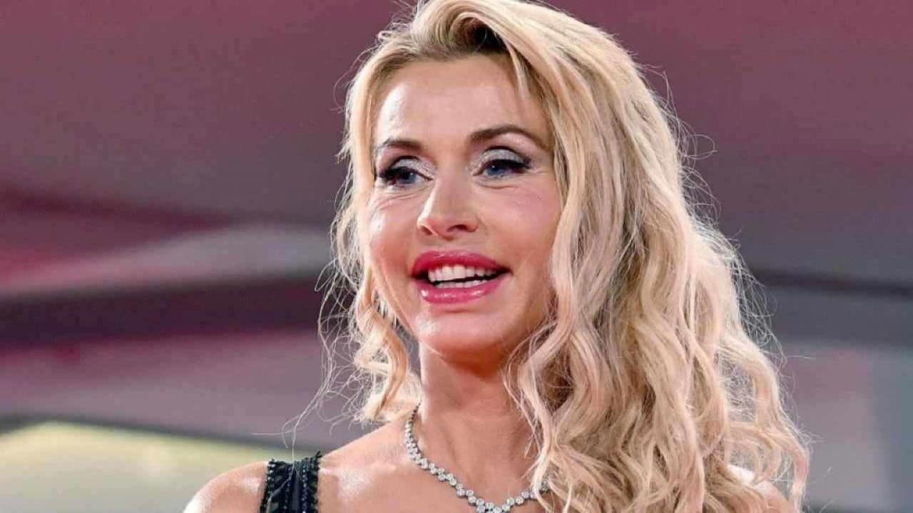 Valeria Marini aggredita nell’androne di casa da uno sconosciuto: il peggio evitato grazie all’intervento della polizia