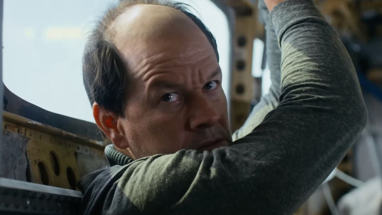 Mark Wahlberg è irriconoscibile nel trailer di Flight Risk di Mel Gibson