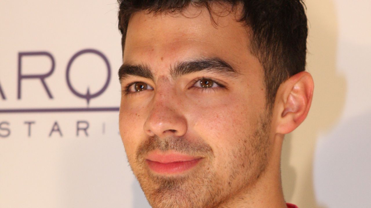 Joe Jonas si trasforma in drag queen e i fan esplodono! I migliori commenti [FOTO]