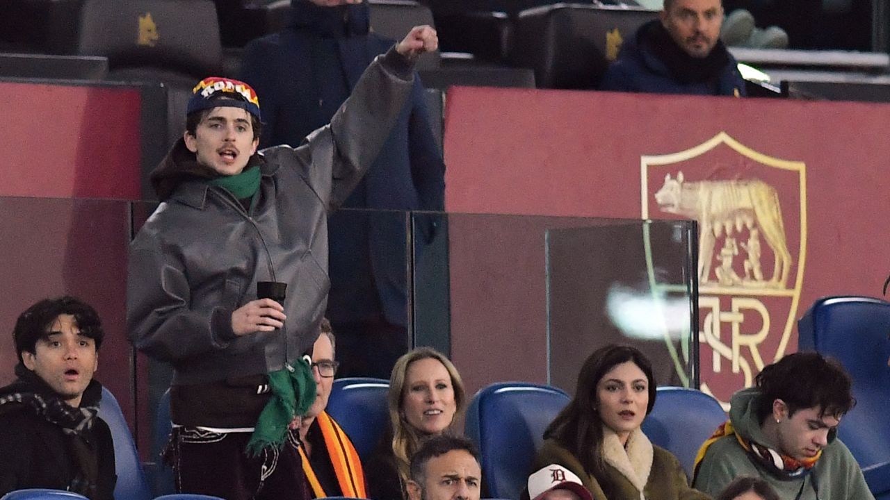 Timothée Chalamet corre dalla premiere di A Complete Unknown per vedere la partita della Roma [FOTO]