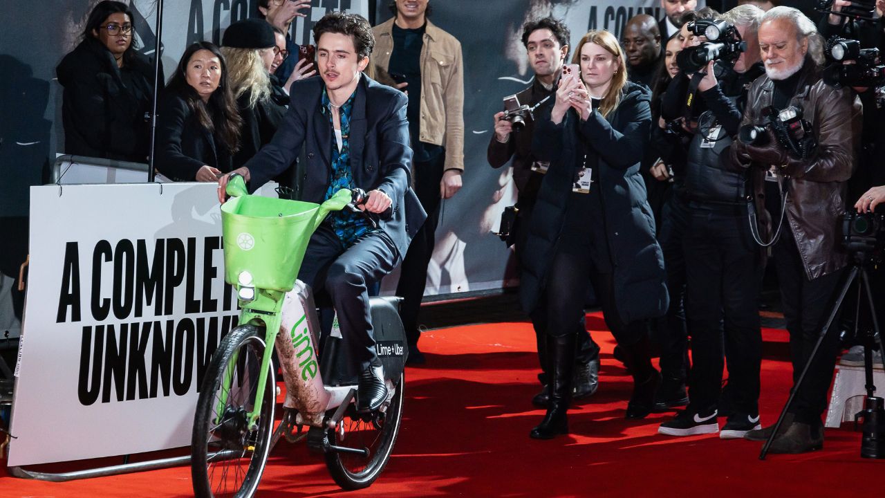 Timothée Chalamet multato per divieto di sosta: l’arrivo in bici elettrica alla première del film su Bob Dylan