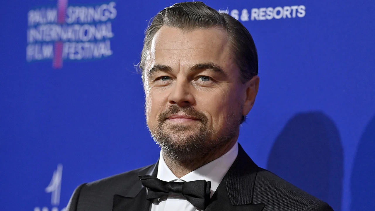 Leonardo DiCaprio dona 1 mln di dollari alla città di Los Angeles, ma c’è chi lo accusa: “È scappato con il suo jet privato”