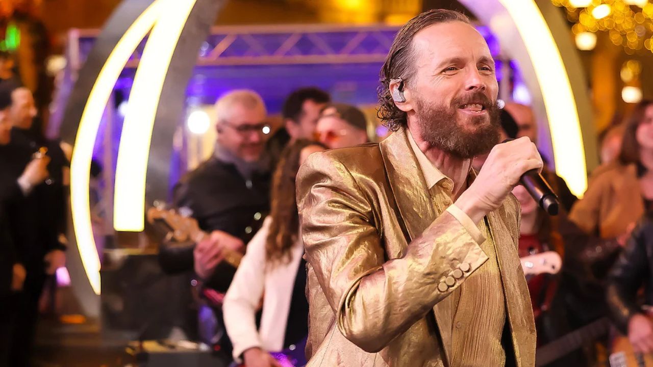 Sanremo 2025, caos sul palco: fan tenta di bloccare e baciare Jovanotti