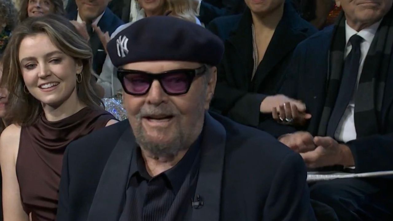 Jack Nicholson torna in TV per celebrare SNL50: introduce la toccante esibizione di Adam Sandler [VIDEO]