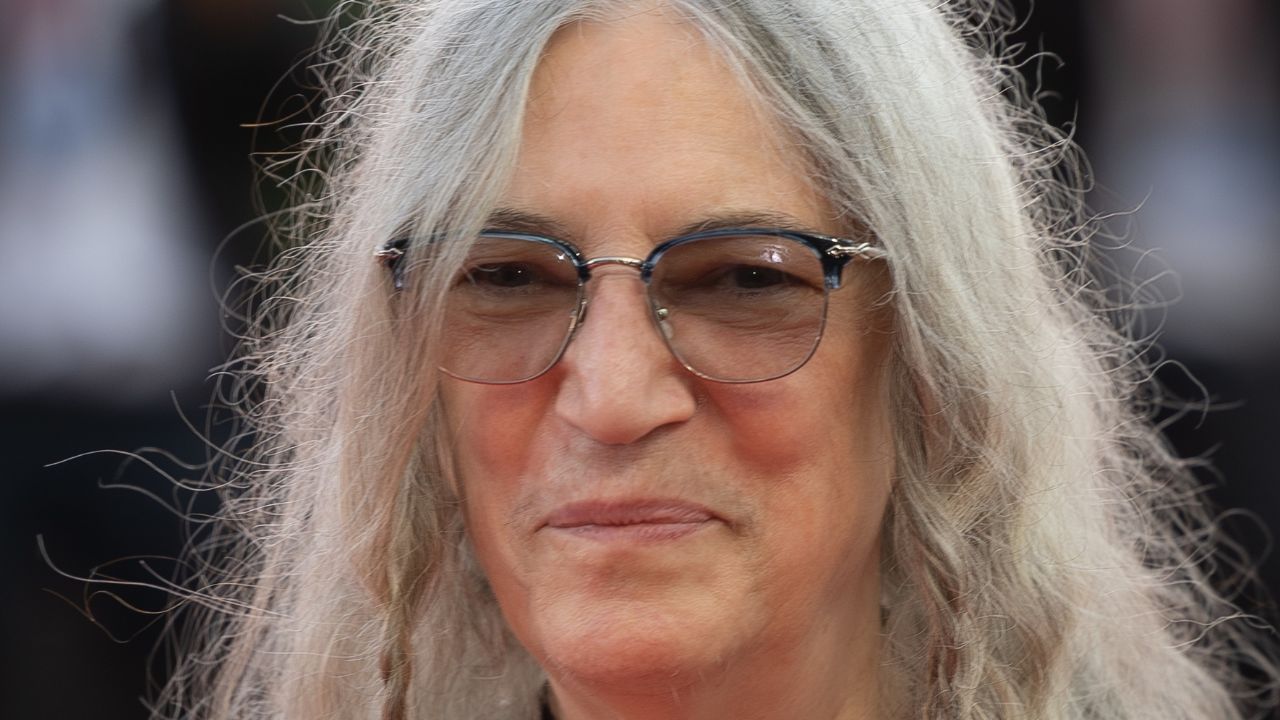 Patti Smith si accascia sul palco terrorizzando i fan: “mi sento molto male” [VIDEO]