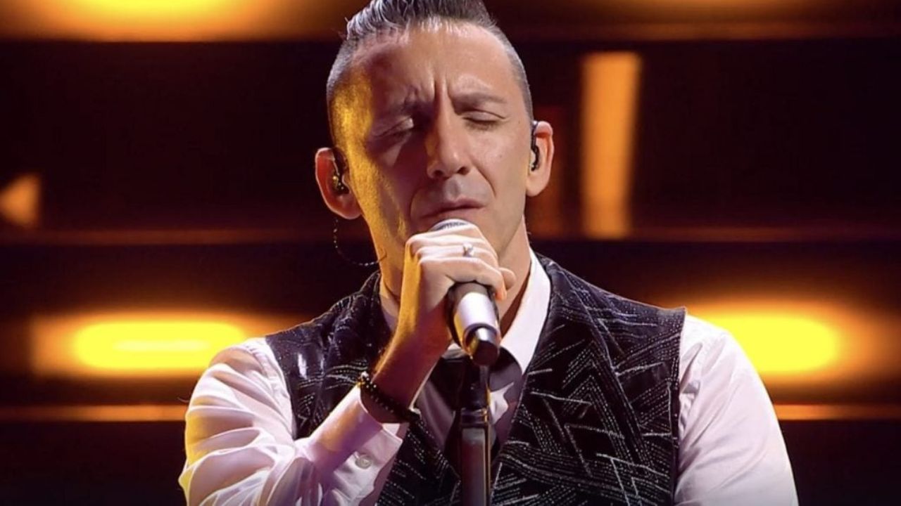 Sanremo 2025: Kekko Silvestre dei Modà cade dalle scale e si infortuna: “contusione toracica”