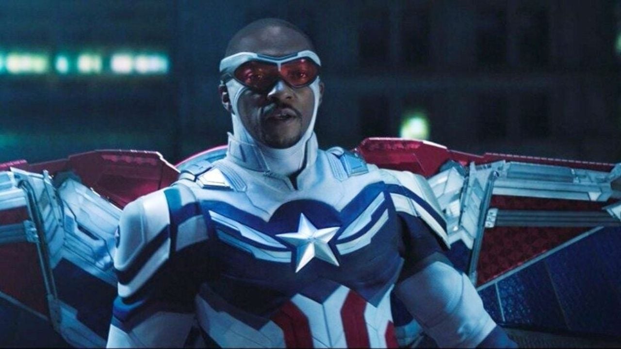 Anthony Mackie rifiuta la maschera di Captain America: “Non indosserò mai più quella merda!”