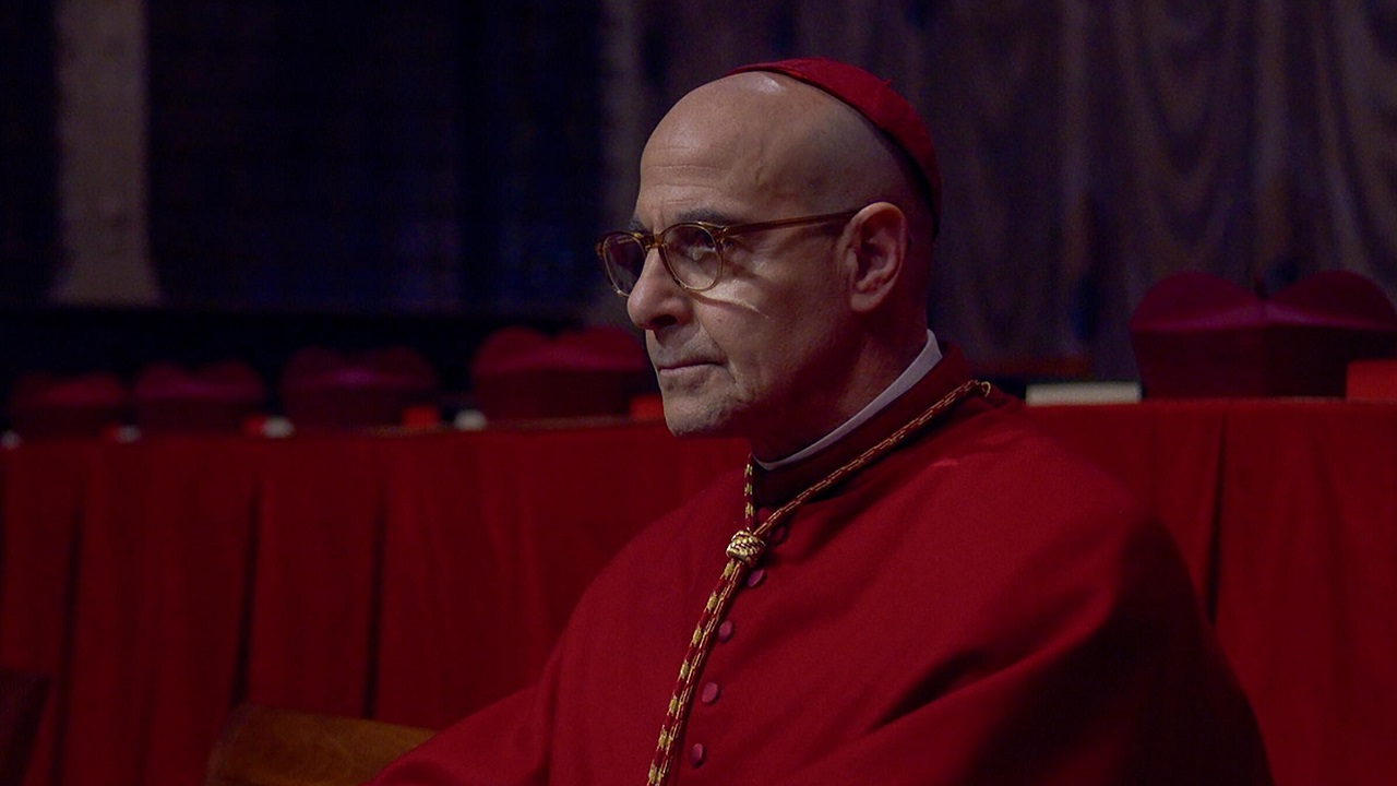 Conclave: Stanley Tucci riceve in regalo la croce indossata nel film