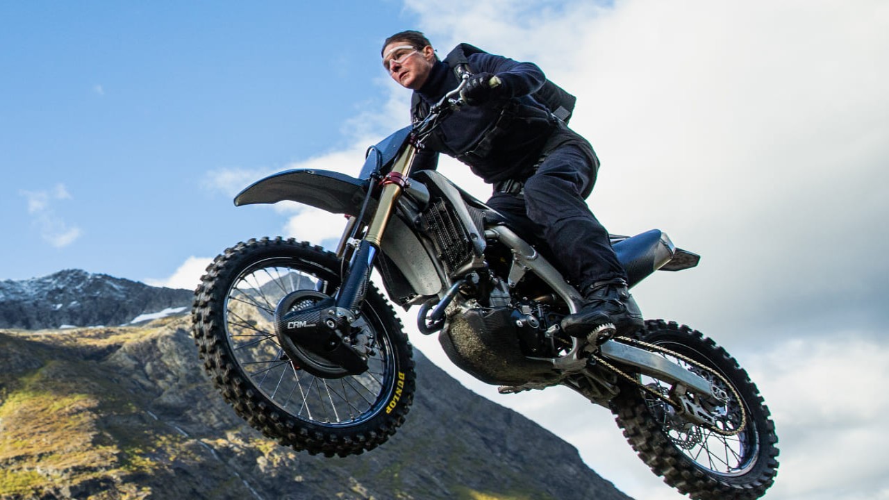 Mission Impossible – Dead Reckoning: il dietro le quinte del folle stunt di Tom Cruise da una scogliera in Norvegia [VIDEO]