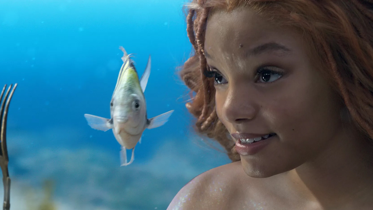 Halle Bailey e il figlio Halo che la riconosce nei panni di Ariel: “sto piangendo” [VIDEO]