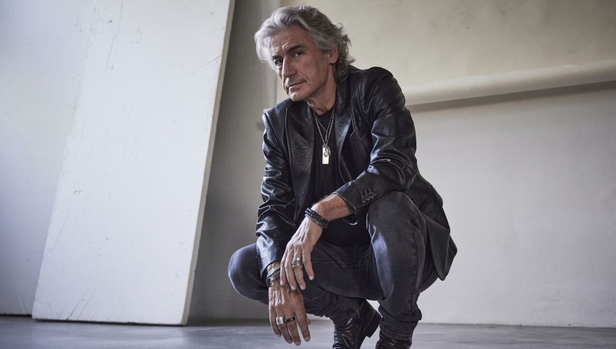 Luciano Ligabue racconta (e canta) Buon compleanno Elvis 1995-2025 [VIDEO]