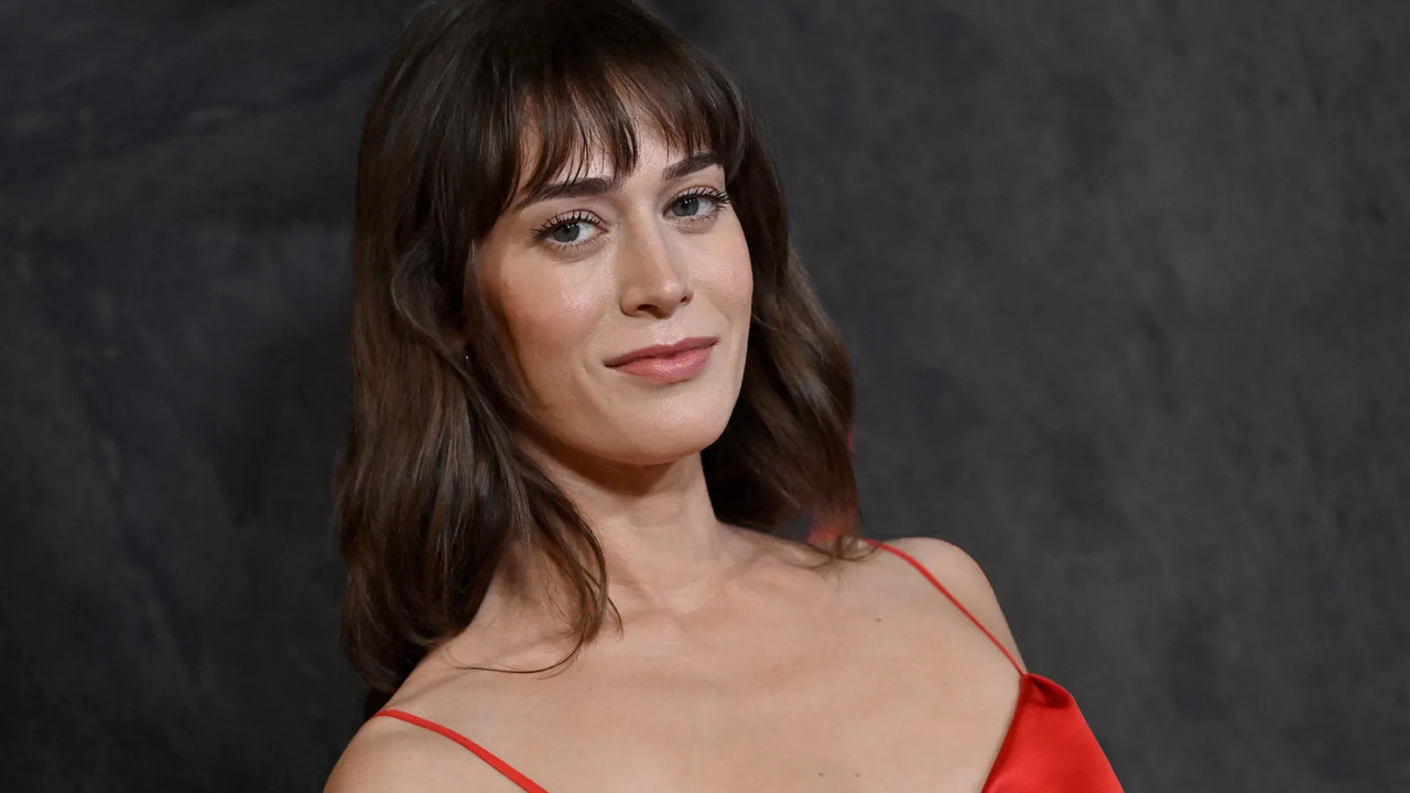 Lizzy Caplan, l’attrice sarà un’esperta di pubbliche relazioni in una nuova serie Netflix